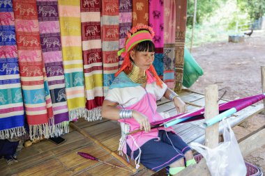 Chiang Rai, Tayland - 15 Haziran 2023 - Uzun boyunlu köydeki kadın ya da Tayland, Chiang Rai 'deki Karen Hill kabilesi.