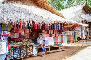 Chiang Rai, Tayland - 15 Haziran 2023 - Uzun boyunlu köydeki kadın ya da Tayland, Chiang Rai 'deki Karen Hill kabilesi.