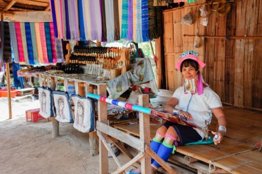 Chiang Rai, Tayland - 15 Haziran 2023 - Uzun boyunlu köydeki kadın ya da Tayland, Chiang Rai 'deki Karen Hill kabilesi.