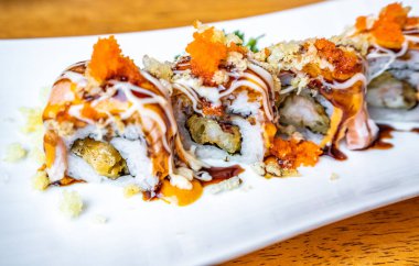 Japon restoranında somon balığı rulosu suşi, Japon yemeği.