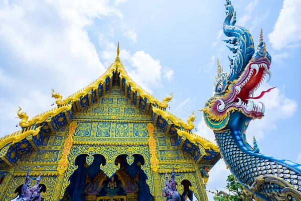 Rong Sua 10 tapınağı veya Tayland 'ın Chiang Rai eyaletindeki Mavi Tapınak.