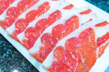 Güveç için taze çiğ et.