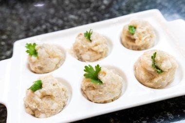 Sıcak çömlek için dondurulmuş karides köftesi.