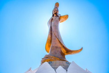  Taoizm 'de Merhamet Tanrıçası Guan Yin' in Gloden Heykeli