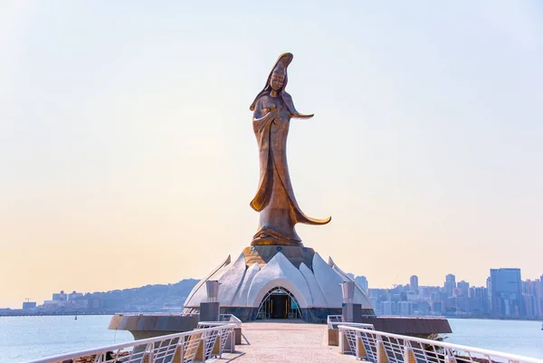 Gloden Statua Guan Yin Bogini Miłosierdzia Taoizmie — Zdjęcie stockowe