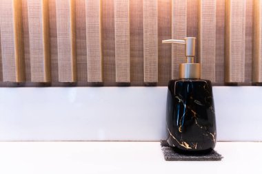 Tuvaletteki masadaki sabun makineleri.