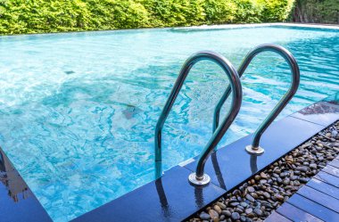 Merdivenli yüzme havuzu