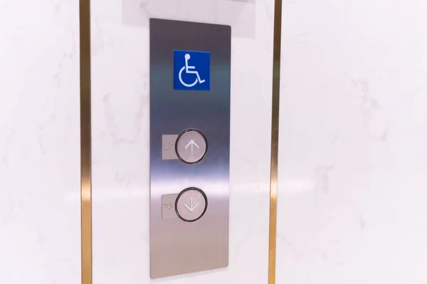 Mermer Duvardaki Engelli Kişi Için Asansör Bottonu — Stok fotoğraf