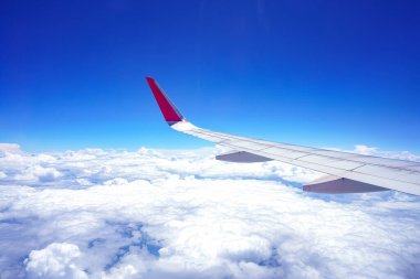 bulut üzerinde uçan bir uçağın kanat