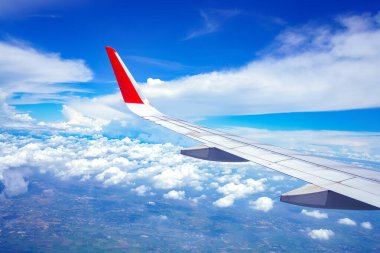 bulut üzerinde uçan bir uçağın kanat