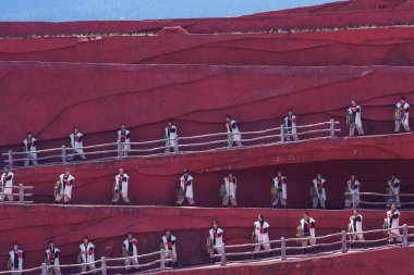 Lijiang, China- SEP 04.2023 Lijiang, Çin 'in Yeşim Ejder Dağı manzaralı bölgesinde yer alan büyük bir geleneksel gösteri..