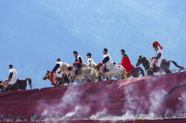 Lijiang, China- SEP 04.2023 Lijiang, Çin 'in Yeşim Ejder Dağı manzaralı bölgesinde yer alan büyük bir geleneksel gösteri..
