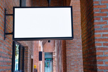 Duvarda asılı duran boş ışık panosu.