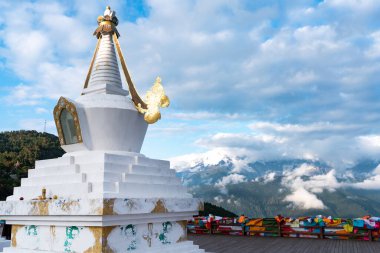 Çin, Yunnan 'da Meili Karları' nın önündeki beyaz şapşal.