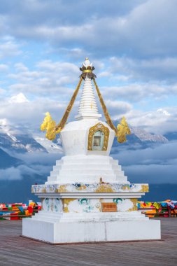 Çin, Yunnan 'da Meili Karları' nın önündeki beyaz şapşal.