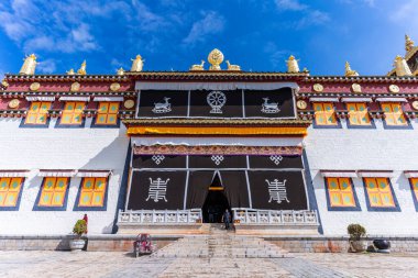 Shangri-La, Çin - SEP 06, 2023 - Songzanlin Manastırı Yunnan 'ın Yungri-La, Çin' deki en büyük Tibet Budist manastırı..