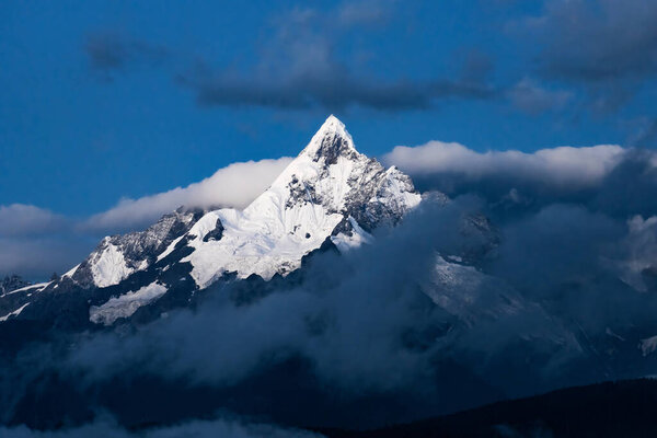 Пейзаж Снежных гор Мейли во время восхода солнца в Децине, Китай