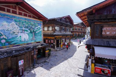 SHANGRI-LA, Çin - SEP 5, 2023: Dukezong 'un Şangri-La, Çin' deki antik mimari binası.