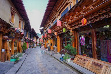 SHANGRI-LA, Çin - SEP 5, 2023: Dukezong 'un Şangri-La, Çin' deki antik mimari binası.