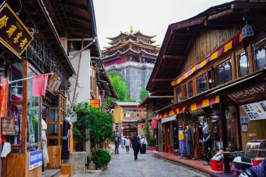 SHANGRI-LA, Çin - SEP 5, 2023: Dukezong 'un Şangri-La, Çin' deki antik mimari binası.
