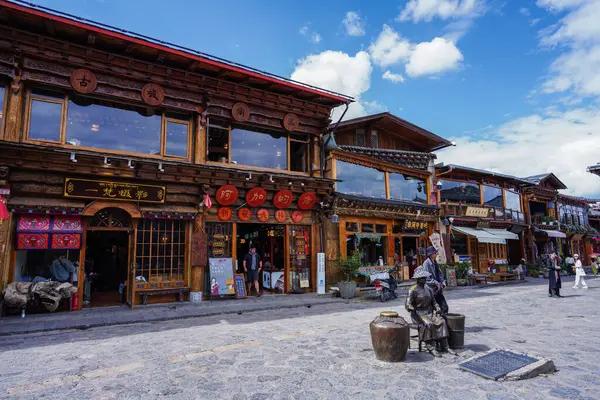 SHANGRI-LA, Çin - SEP 5, 2023: Dukezong 'un Şangri-La, Çin' deki antik mimari binası.