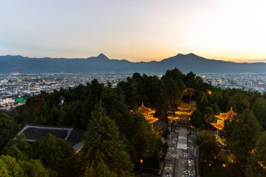 Lijiang Eski Şehir kuş bakışı. Yerel tarihi mimari ile Alacakaranlık vaktinde çatı binası.