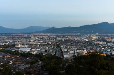 Lijiang Eski Şehir kuş bakışı. Yerel tarihi mimari ile Alacakaranlık vaktinde çatı binası.