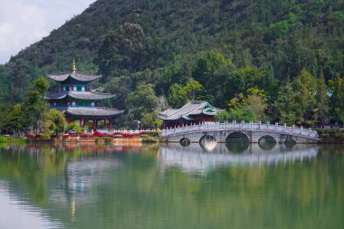 Kara Ejder Havuzu, Lijiang, Yunnan, Çin manzaralı Yeşim Parkı 'nda ünlü bir gölettir.