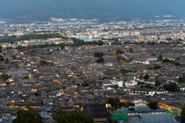 Lijiang Eski Şehir kuş bakışı. Yerel tarihi mimari ile Alacakaranlık vaktinde çatı binası.