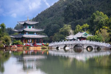 Kara Ejder Havuzu, Lijiang, Yunnan, Çin manzaralı Yeşim Parkı 'nda ünlü bir gölettir.