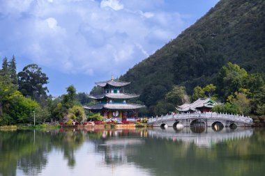 Kara Ejder Havuzu, Lijiang, Yunnan, Çin manzaralı Yeşim Parkı 'nda ünlü bir gölettir.