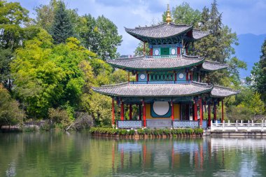 Kara Ejder Havuzu, Lijiang, Yunnan, Çin manzaralı Yeşim Parkı 'nda ünlü bir gölettir.