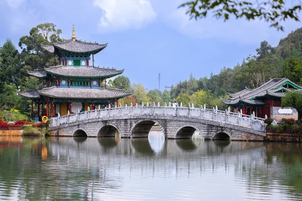 Kara Ejder Havuzu, Lijiang, Yunnan, Çin manzaralı Yeşim Parkı 'nda ünlü bir gölettir.