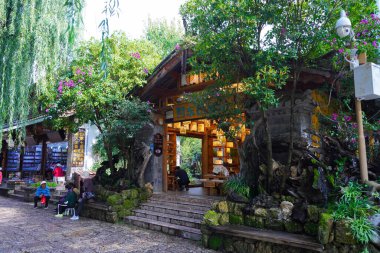 LIJIANG, ÇİN - SEP 5, 2023: Lijijang, Yunnan, Çin 'deki Shuhe Köyü' nde eski şehir caddesi ve antik mimari bina.