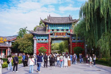 LIJIANG, ÇİN - SEP 5, 2023: Lijijang, Yunnan, Çin 'deki Shuhe Köyü' nde eski şehir caddesi ve antik mimari bina.