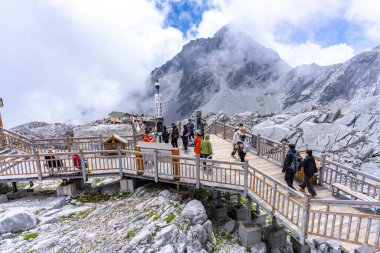 LIJIANG, ÇİN - SEP 4, 2023 - Yunnan, Lijiang, Çin 'deki Yeşim Ejder Karlı Dağı. En yüksek zirvesi 5,596 metredir. deniz seviyesinin üstünde.