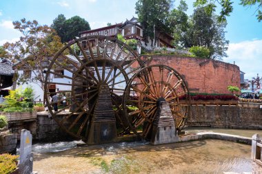 LIJIANG, ÇİN - SEP 4, 2023 - Lijijang, Yunnan, Çin 'deki Lijiang eski kasabasında eski bir şehir ve antik mimari binası.