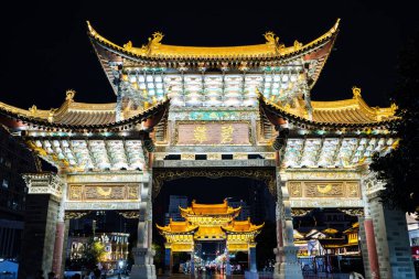 Jinbi Meydanı manzarası - Altın At ve Yeşim Horoz kemer şehir işareti.