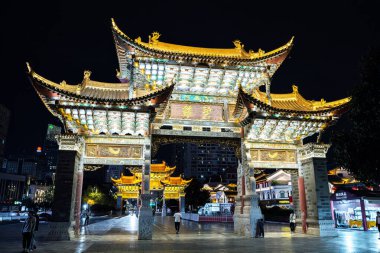 KUNMING, ÇİN - OCT 02, 2023 - Jinbi Meydanı manzarası, Altın At ve Yeşim Horoz kemer yolu.