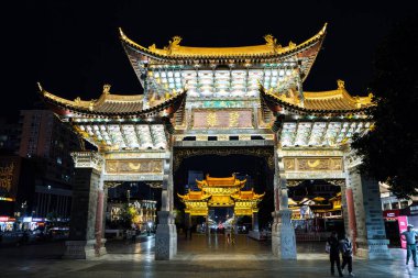 KUNMING, ÇİN - OCT 02, 2023 - Jinbi Meydanı manzarası, Altın At ve Yeşim Horoz kemer yolu.