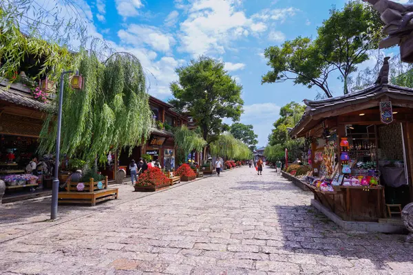 LIJIANG, ÇİN - SEP 4, 2023 - Lijijang, Yunnan, Çin 'deki Lijiang eski kasabasında eski bir şehir ve antik mimari binası.