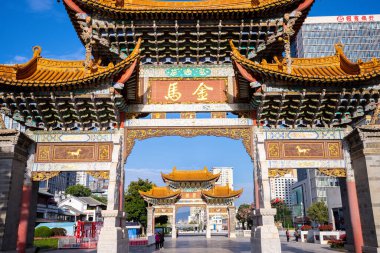 KUNMING, ÇİN - OCT 02, 2023 - Jinbi Meydanı manzarası, Altın At ve Yeşim Horoz kemer yolu.