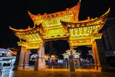 KUNMING, ÇİN - OCT 02, 2023 - Jinbi Meydanı manzarası, Altın At ve Yeşim Horoz kemer yolu.