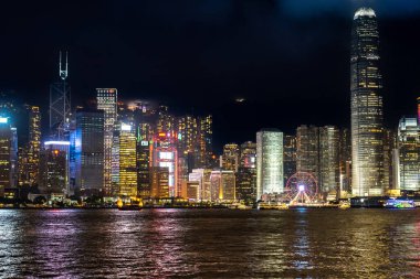 Hong Kong, Çin - 17 AUG 2023 - Viktorya Limanı üzerinde gece vakti Hong Kong şehrinin gökyüzü yansıması