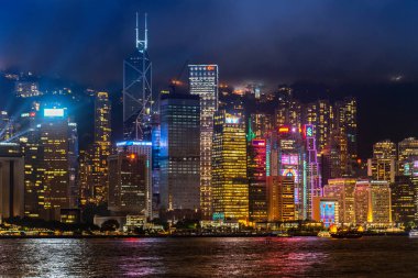 Hong Kong, Çin - 17 AUG 2023 - Viktorya Limanı üzerinde gece vakti Hong Kong şehrinin gökyüzü yansıması