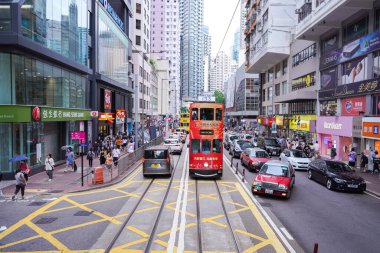 Hong Kong, Çin - 19 AUG 2023 - Hong Kong 'un çift katlı tramvayları Hong Kong' un en çekici yerlerinden biridir..