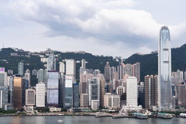 Hong Kong, Çin - 17 AUG 2023 - Victoria Limanı üzerinde geceleri Hong Kong şehrinin gökyüzü