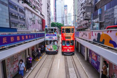 Hong Kong, Çin - 19 AUG 2023 - Hong Kong 'un çift katlı tramvayları Hong Kong' un en çekici yerlerinden biridir..