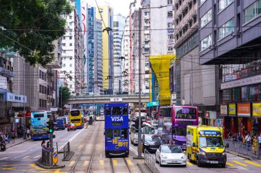 Hong Kong, Çin - 19 AUG 2023 - Hong Kong 'un çift katlı tramvayları Hong Kong' un en çekici yerlerinden biridir..