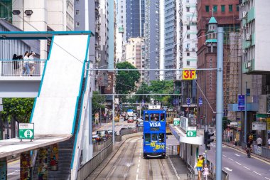 Hong Kong, Çin - 19 AUG 2023 - Hong Kong 'un çift katlı tramvayları Hong Kong' un en çekici yerlerinden biridir..